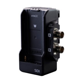 Atomos_AtomX_SDI_Module_for_Ninja_V_001 Musta Atomos Ninja V+ 5,2" HDMI ulkoinen tallennin, jossa on kaksi SDI-tulo-/lähtöporttia sivulla ja akkupaikka edessä, kuvattuna valkoista taustaa vasten.