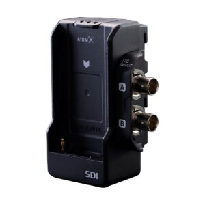 Atomos_AtomX_SDI_Module_for_Ninja_V_001 Musta Atomos Ninja V+ 5,2" HDMI ulkoinen tallennin, jossa on kaksi SDI-tulo-/lähtöporttia sivulla ja akkupaikka edessä, kuvattuna valkoista taustaa vasten.