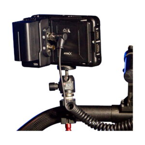 Atomos_AtomX_SDI_Module_for_Ninja_V_002 Lähikuva Atomos Ninja V+ 5,2" HDMI ulkoinen tallennin asennettuna laitteeseen kaapelit kiinnitettynä, korostaen takaosan portteja ja painikkeita.