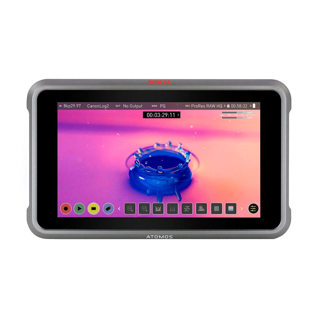Atomos_Ninja_V_Plus_001 Atomos Ninja V+ 5,2" HDMI ulkoinen tallennin lähikuvassa näkyy näytöllä korkearesoluutioinen vesipisara-roiske vaaleanpunaisen ja oranssin värisävyisen gradienttitaustan edessä, ja näytöllä näkyy useita tallennuksen säätimiä.