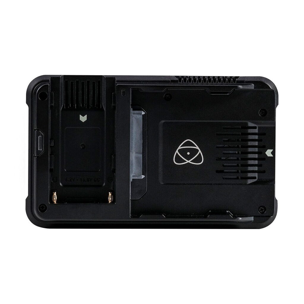 Atomos_Ninja_V_Plus_002 Takakuva Atomos Ninja V+ 5,2" HDMI ulkoinen tallennin, musta elektroniikkalaite, jossa on akkulokero, tuuletusaukot ja logo, jossa on kolme toisiaan leikkaavaa soikiota kolmion sisällä.