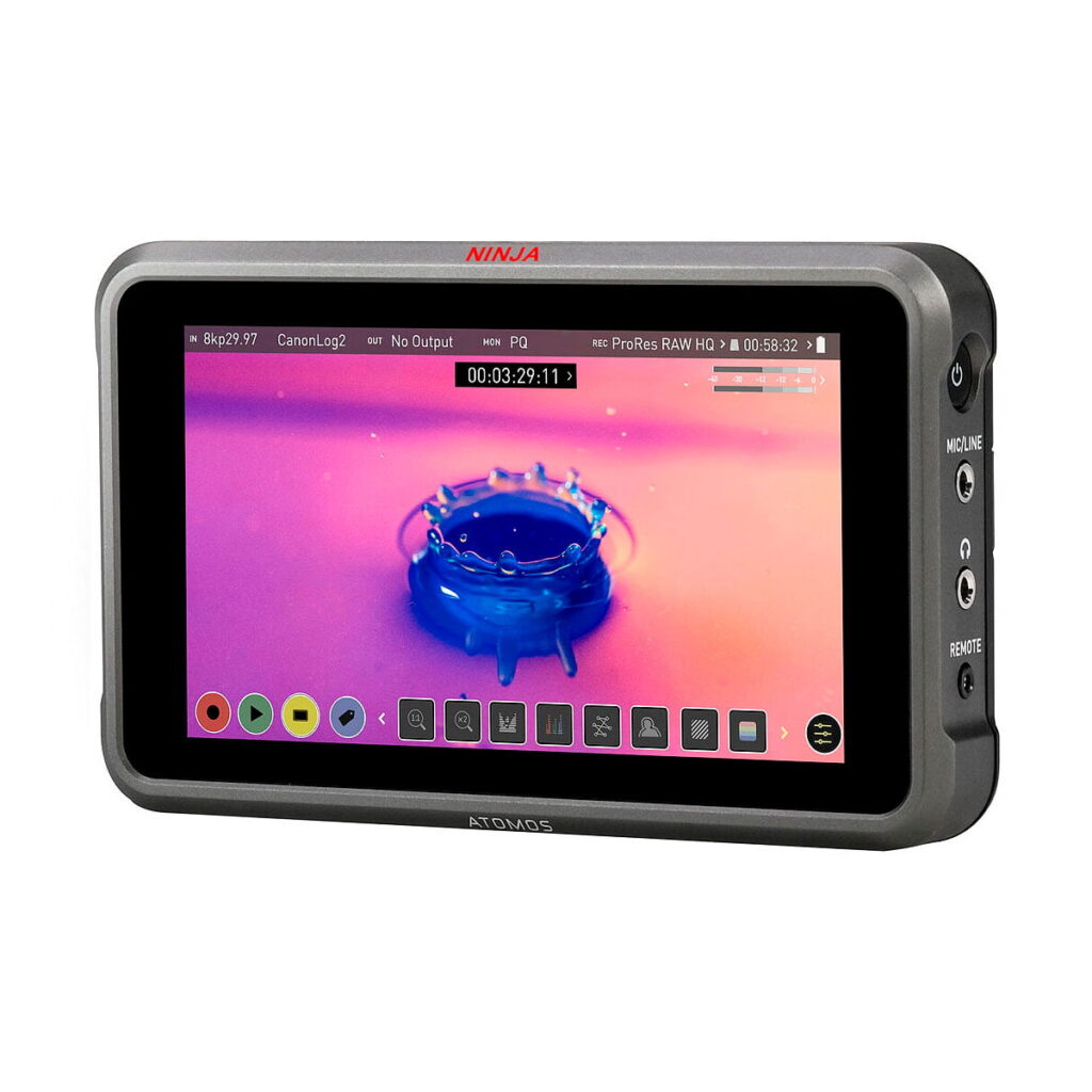 Atomos_Ninja_V_Plus_004 Atomos Ninja V+ 5,2" HDMI ulkoinen tallennin näyttää kosketusnäytöllään eloisan vesipisara-roiskeen vaaleanpunaisella ja oranssilla taustalla, ja näytössä näkyvät videonohjauskuvakkeet ja asetukset.