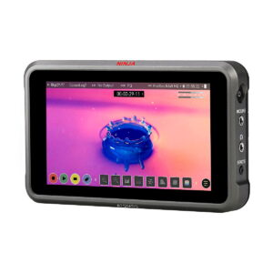Atomos_Ninja_V_Plus_004 Atomos Ninja V+ 5,2" HDMI ulkoinen tallennin näyttää kosketusnäytöllään eloisan vesipisara-roiskeen vaaleanpunaisella ja oranssilla taustalla, ja näytössä näkyvät videonohjauskuvakkeet ja asetukset.