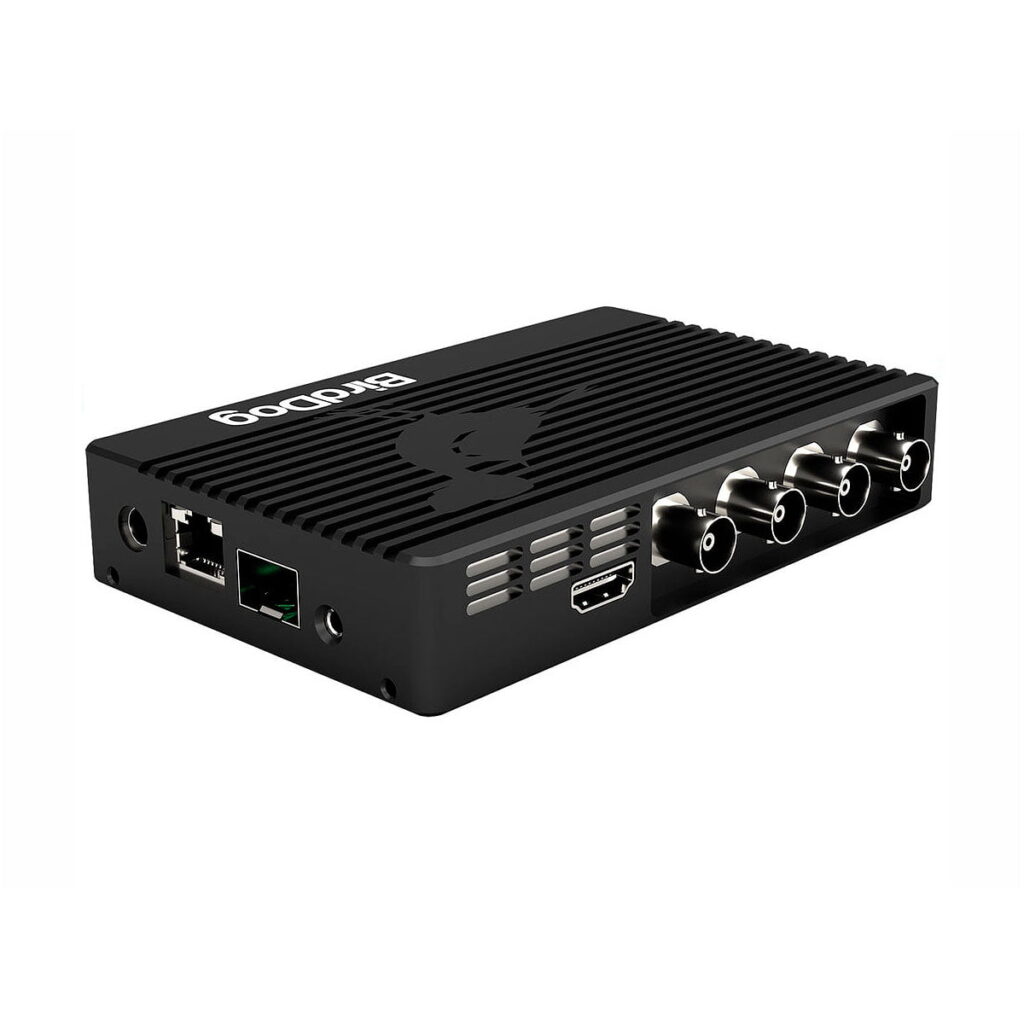 BirdDog_4K_Quad_NDI_Encoder_Decoder_002 BirdDog 4K Quad NDI Encoder/Decoder on musta laite, jossa on useita BNC-videotuloliitäntöjä, HDMI-portti, kaksi Ethernet-porttia ja tuuletuspaikat, ja sen valkoisella taustalla lukee "BYODOG".