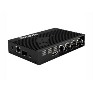 BirdDog_4K_Quad_NDI_Encoder_Decoder_002 BirdDog 4K Quad NDI Encoder/Decoder on musta laite, jossa on useita BNC-videotuloliitäntöjä, HDMI-portti, kaksi Ethernet-porttia ja tuuletuspaikat, ja sen valkoisella taustalla lukee "BYODOG".