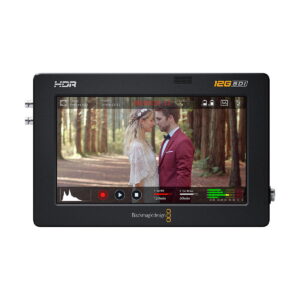 Blackmagic_Design_Video_Assist_5_12G-SDI_HDMI_HDR_ulkoinen_tallennin_001 Blackmagic Design Video Assist 5" 12G-SDI/HDMI HDR ulkoinen tallennin näyttää keskeytetyn häävideon pariskunnasta metsässä, ja näytöllä näkyvät säätimet ja asetukset.
