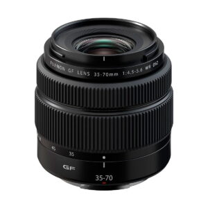 Fujinon_GF_35-70mm_f_4_5-5_6_WR_001 Fujifilm Fujinon GF 35-70mm f/4.5-5.6 WR -objektiivissa on 35-70mm polttoväli, kuvioitu zoomausrengas, mattamusta viimeistely ja FUJINON GF LENS 35-70mm 1:4.5-5.6 WR Ø62 -merkintä objektiivin rungossa.