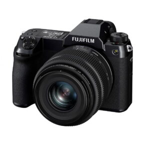 Fujinon_GF_35-70mm_f_4_5-5_6_WR_001 Fujifilm GFX 50S II ja Fujinon GF 35-70mm f/4.5-5.6 WR -objektiivi näkyvät valkoisella pohjalla, joka on taivutettu korostamaan suurta irrotettavaa objektiivia ja osaa yläpaneelista, jossa on erilaisia säätöpainikkeita ja valitsimia.