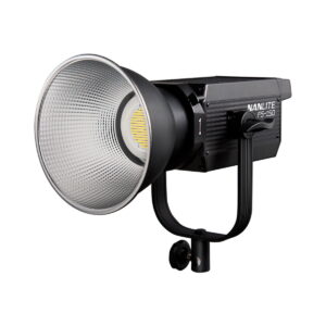 Nanlite_FS-150_LED_2_lightt_With_Stand_001 NANLITE FS-150 LED 2 Valon Kitti Jalustoissa -studiovalaisin mustana, jossa on suuri hopeinen heijastin ja vahva kiinnitysteline, kuvassa kulmassa valkoista taustaa vasten.