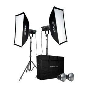 NANLITE FS-150 LED 2 Valon Kitti Jalustoissa on kaksi softboxia säädettävissä jalustoissa, Nanlite-merkkinen kantolaukku ja kaksi hopeista heijastinta, kaikki valkoista taustaa vasten.