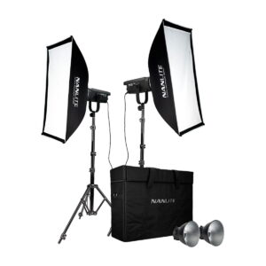 Nanlite_FS-150_LED_2_lightt_With_Stand_002 NANLITE FS-150 LED 2 Valon Kitti Jalustoissa on kaksi softboxia säädettävissä jalustoissa, Nanlite-merkkinen kantolaukku ja kaksi hopeista heijastinta, kaikki valkoista taustaa vasten.