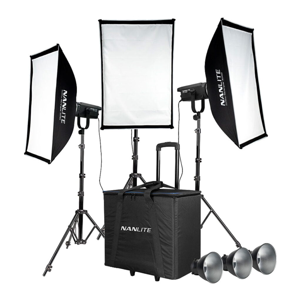 Nanlite_FS-150_LED_3_light_Kit_With_Stand_001 NANLITE FS-150 LED 3 Valon Kitti Jalustoilla on ammattimainen valokuvausvalaistussarja, jossa on kolme softboxia jalustoilla, merkkituotettu liikkuva kantolaukku ja kolme hopeista heijastinta kotelon edessä.