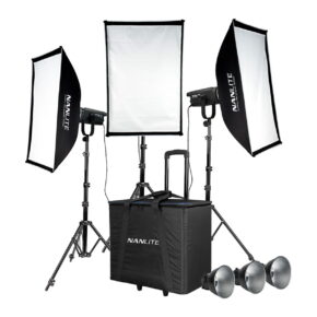 Nanlite_FS-150_LED_3_light_Kit_With_Stand_001 NANLITE FS-150 LED 3 Valon Kitti Jalustoilla on ammattimainen valokuvausvalaistussarja, jossa on kolme softboxia jalustoilla, merkkituotettu liikkuva kantolaukku ja kolme hopeista heijastinta kotelon edessä.