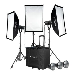 Nanlite_FS-150_LED_3_light_Kit_With_Stand_001 NANLITE FS-150 LED 3 Valon Kitti Jalustoilla on ammattimainen valokuvausvalaistussarja, jossa on kolme softboxia jalustoilla, merkkituotettu liikkuva kantolaukku ja kolme hopeista heijastinta kotelon edessä.