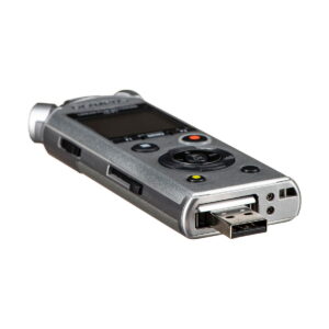 Olympus_LS-P1_0008 Olympus LS-P1 -äänitallentimessa on sisäänrakennettu USB-liitin, musta näyttö, useita ohjauspainikkeita ja hopeanvärinen metallirunko valkoisella pohjalla.