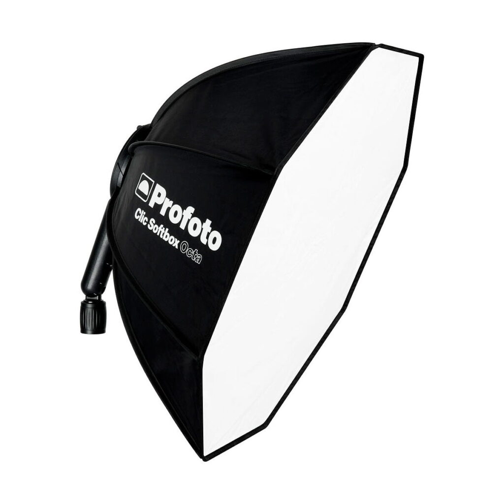 Profoto_Click_Softbox_Octa_002 Profoto Click Softbox Octa mustalla, valkoisella diffuusoripinnalla varustettu Profoto Click Softbox Octa, joka on suunniteltu valokuvauksen valaistukseen, näkyy eristettynä valkoisella taustalla.