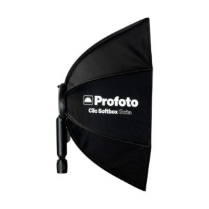 Profoto_Click_Softbox_Octa_003 Musta Profoto Click Softbox Octa on esillä sivuttain valkoisella pohjalla, ja sen valkoinen logo ja tuotenimi ovat pehmeässä, pyöreässä kahdeksankulmaisessa etupaneelissa.
