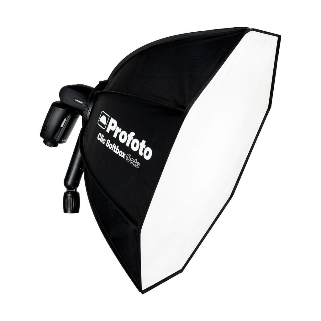 Profoto_Click_Softbox_Octa_004 Profoto Click Softbox Octa on musta studiovalonmuokkain, jossa on valkoinen diffuusoripaneeli, joka on suunniteltu tasaisesti pehmentämään ja levittämään valoa valokuvaukseen tai videokuvaukseen.