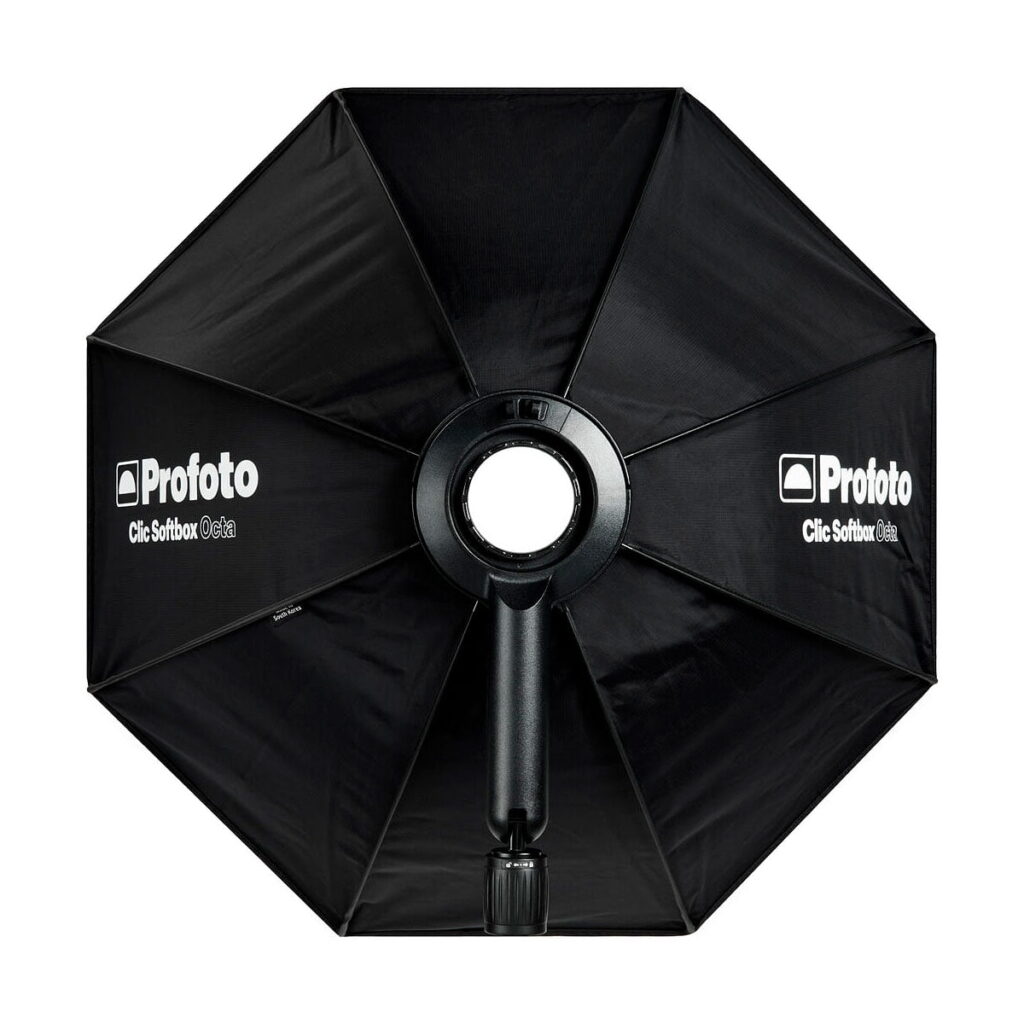 Profoto_Click_Softbox_Octa_005 Mustassa Profoto Click Softbox Octa -valaisimessa on ylhäältä katsottuna kahdeksan sivua ja pyöreä keskikiinnike, jossa on Profoton logo painettuna kahteen paneeliin.