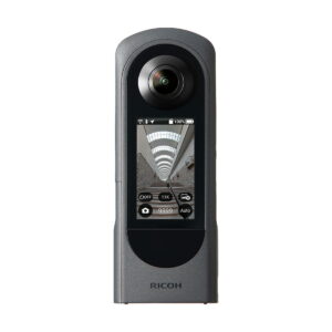 Ricoh_Theta_X_001 Ricoh Theta X 360 asteen kamerassa, jossa on kalansilmäobjektiivi, on näyttö, jossa näkyy käytäväkuva ja erilaisia kameran asetuksia. Se seisoo pystyssä tavallista valkoista taustaa vasten.