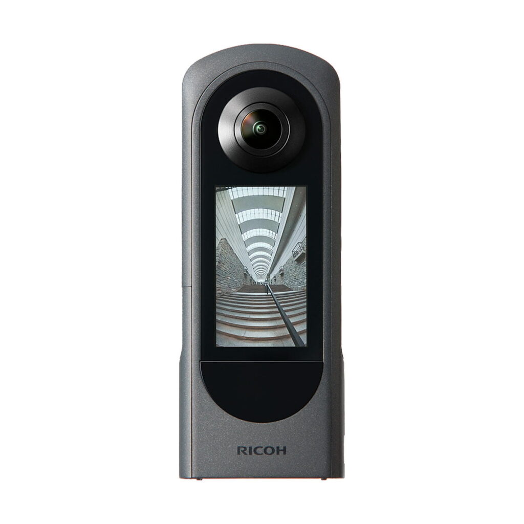 Ricoh_Theta_X_002 Ricoh Theta X 360 asteen kamerassa on pyöreä linssi ylhäällä ja näyttö alhaalla, ja se tallentaa kuvia kuin moderni portaikko, jossa on geometrisia linjoja.