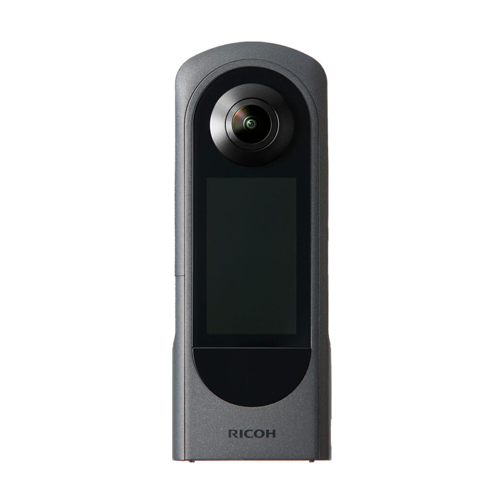 Ricoh_Theta_X_003 Ricoh Theta X on 360 asteen kamera, jossa on tyylikäs tummanharmaa runko, suuri pyöreä linssi ylhäällä, suorakulmainen kosketusnäyttö keskellä ja Ricoh-logo alhaalla.