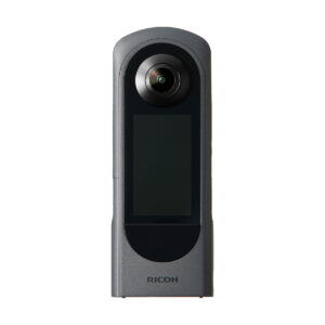 Ricoh_Theta_X_003 Ricoh Theta X on 360 asteen kamera, jossa on tyylikäs tummanharmaa runko, suuri pyöreä linssi ylhäällä, suorakulmainen kosketusnäyttö keskellä ja Ricoh-logo alhaalla.
