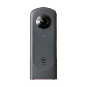 Ricoh_Theta_X_004 Musta Ricoh Theta X 360 asteen kamera, jossa on kalansilmäobjektiivi ylhäällä, sininen merkkivalo ja "THETA" painettu lähelle alareunaa, kuvattuna valkoisella pohjalla.