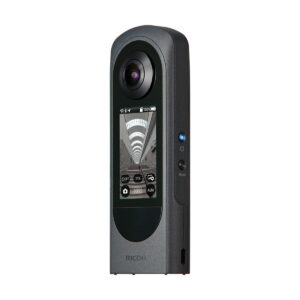 Ricoh_Theta_X_005 Ricoh Theta X on musta 360 asteen kamera, jossa on suuri yläobjektiivi, keskimmäinen värinäyttö, joka näyttää tunnelikuvaa, ja sivussa olevat ohjauspainikkeet.