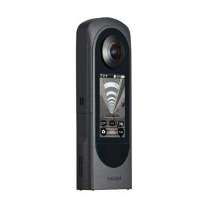 Ricoh_Theta_X_006 Mustassa Ricoh Theta X 360 asteen kamerassa, jossa on värinäyttö, näkyy live-käytävän esikatselu. Kamera seisoo pystyasennossa, ja siinä näkyy objektiivi, painikkeet ja Ricohin tuotemerkki.