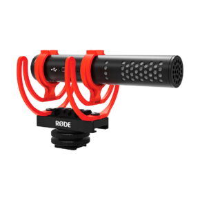 Rode_VideoMic_GO_II_001 Rode VideoMic Go II Helix on musta haulikkomikrofoni, jossa on punainen iskukiinnike, joka on suunniteltu kameroihin ja äänitallennukseen, ja jossa on verkkosäleikkö ja näkyvä USB-portti toisessa päässä.
