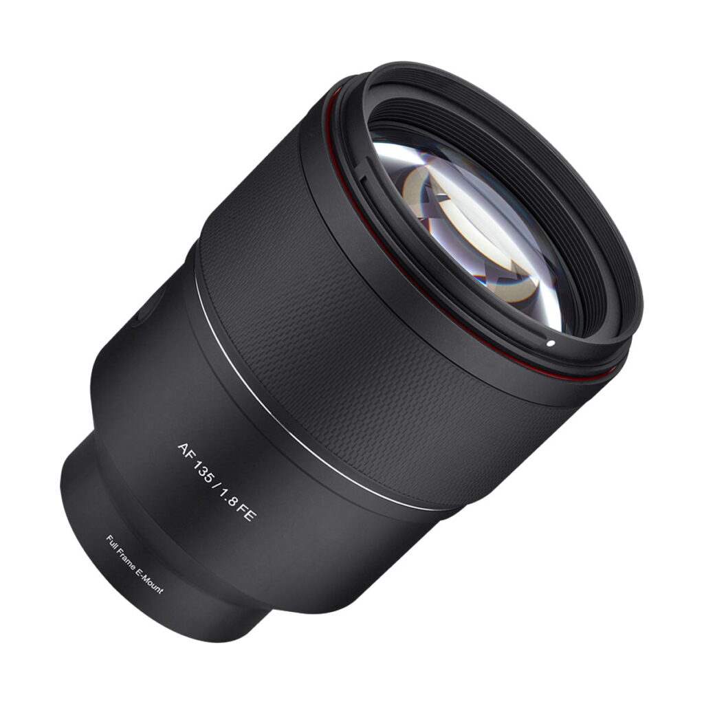 Samyang_AF_135mm_F_1_8_Sony-FE_004 Samyang AF 135mm F/1.8 - Sony FE musta kameraobjektiivi, jonka rungossa on merkintä AF 135/1.8 FE ja Full Frame E-Mount, valkoista taustaa vasten.