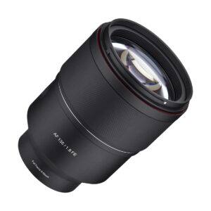 Samyang_AF_135mm_F_1_8_Sony-FE_004 Samyang AF 135mm F/1.8 - Sony FE musta kameraobjektiivi, jonka rungossa on merkintä AF 135/1.8 FE ja Full Frame E-Mount, valkoista taustaa vasten.
