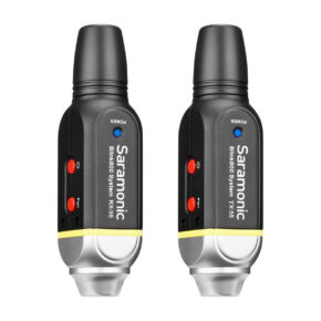 Saramonic_Blink_800_B1_5_8GHz_Wireless_Lavalier_System_000 Kaksi identtistä Saramonic Blink 800 B1, 5.8GHz langaton lavalier järjestelmä lähetintä näytetään vierekkäin, joissa on tyylikkäät mustat ja hopeiset rungot keltaisilla nauhoilla, punaiset ja mustat painikkeet sekä näkyvät virran merkkivalot.