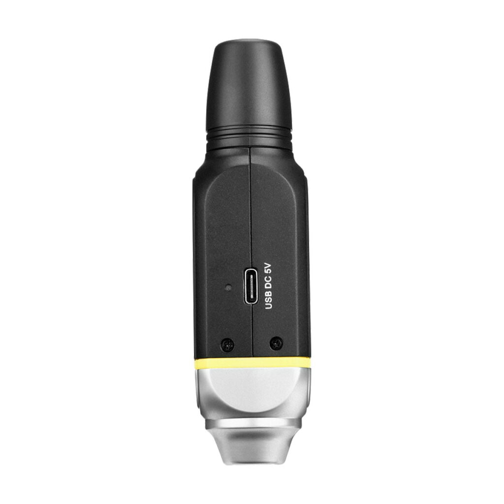 Musta Saramonic Blink 800 B1, 5.8GHz langaton lavalier järjestelmä, jossa on pyöristetty yläosa, USB Type-C-portti, jossa on merkintä USB DC 5V, ja hopeankeltainen aksentti lähellä pohjaa, valkoista taustaa vasten.