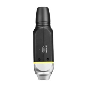 Musta Saramonic Blink 800 B1, 5.8GHz langaton lavalier järjestelmä, jossa on pyöristetty yläosa, USB Type-C-portti, jossa on merkintä USB DC 5V, ja hopeankeltainen aksentti lähellä pohjaa, valkoista taustaa vasten.