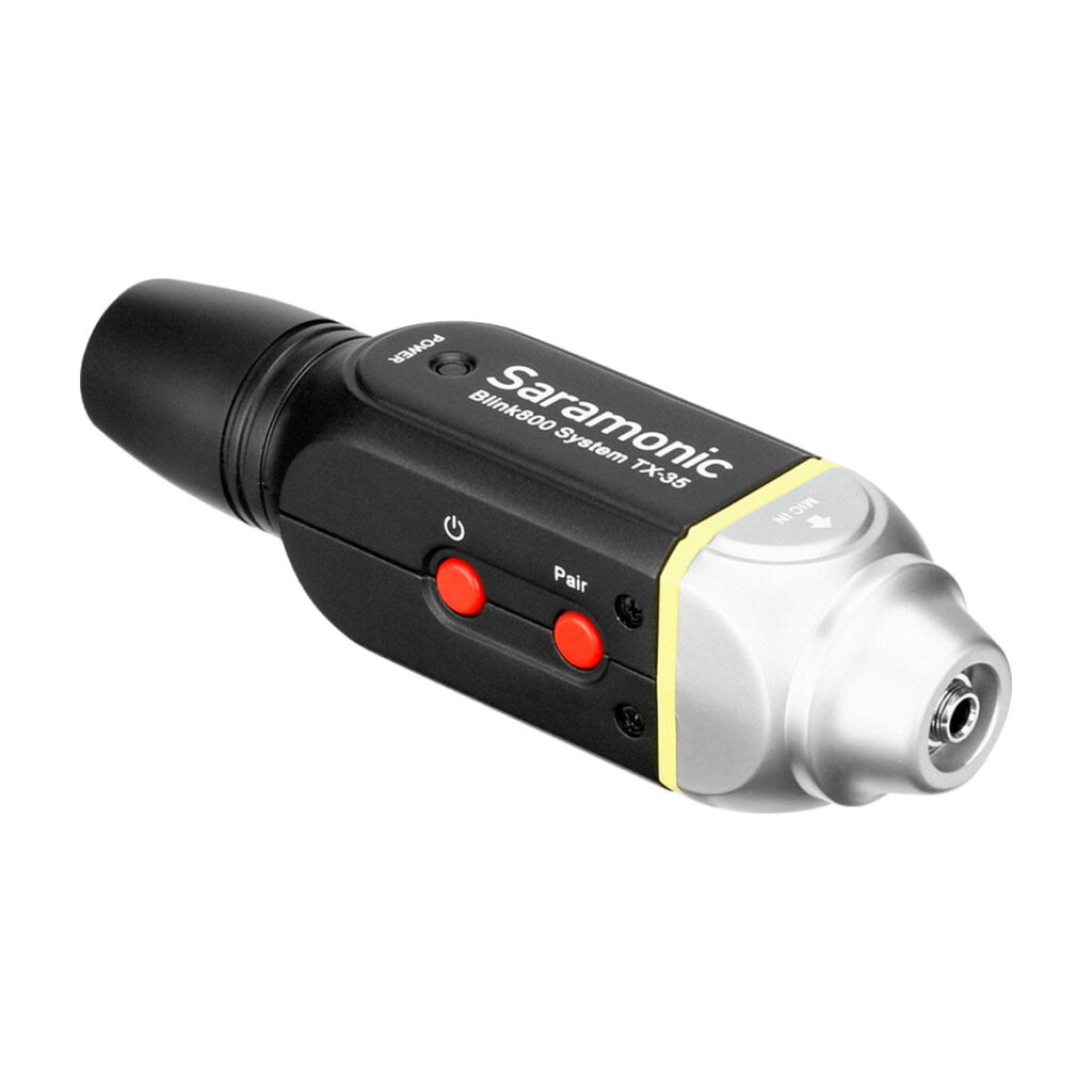 Saramonic Blink 800 B1, 5.8GHz langaton lavalier järjestelmä on musta ja hopea runko, kaksi punaista painiketta merkitty Pair ja Power, ja XLR-liitin toisessa päässä.