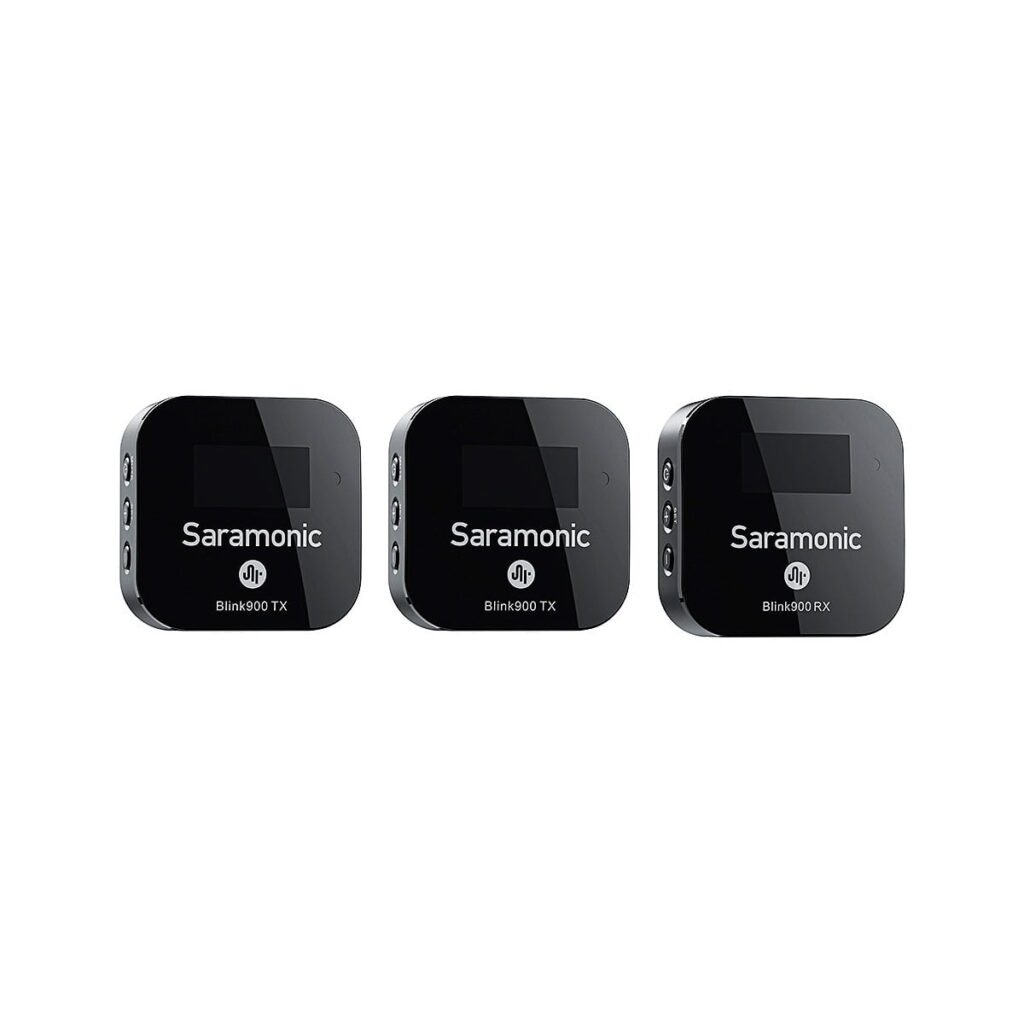 Saramonic_Blink_900_B2_Wireless_Mic_System_001 Kolme mustaa Saramonic Blink 900 B2 -langatonta mikrofonilähetintä ja -vastaanotinta on esitetty vierekkäin valkoisella pohjalla, ja jokaisessa on pieni näyttö ja sivuportit.