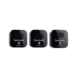 Saramonic_Blink_900_B2_Wireless_Mic_System_001 Kolme mustaa Saramonic Blink 900 B2 -langatonta mikrofonilähetintä ja -vastaanotinta on esitetty vierekkäin valkoisella pohjalla, ja jokaisessa on pieni näyttö ja sivuportit.