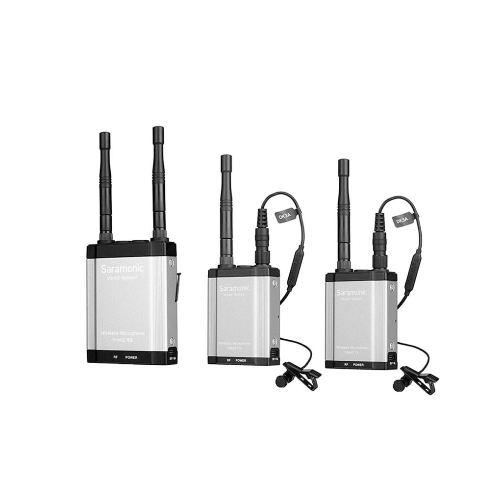 Saramonic_Vlink_2_Kit2_TX_TX_RX_002 Kuvassa on kolme Saramonic Vlink2 Kit2 (TX+TX+RX) langatonta mikrofoniyksikköä ja SR-C8 Kuljetuslaukku: yksi vastaanotin ja kaksi lähetintä antenneineen ja sylimikrofoneineen, kaikki valkoista taustaa vasten.