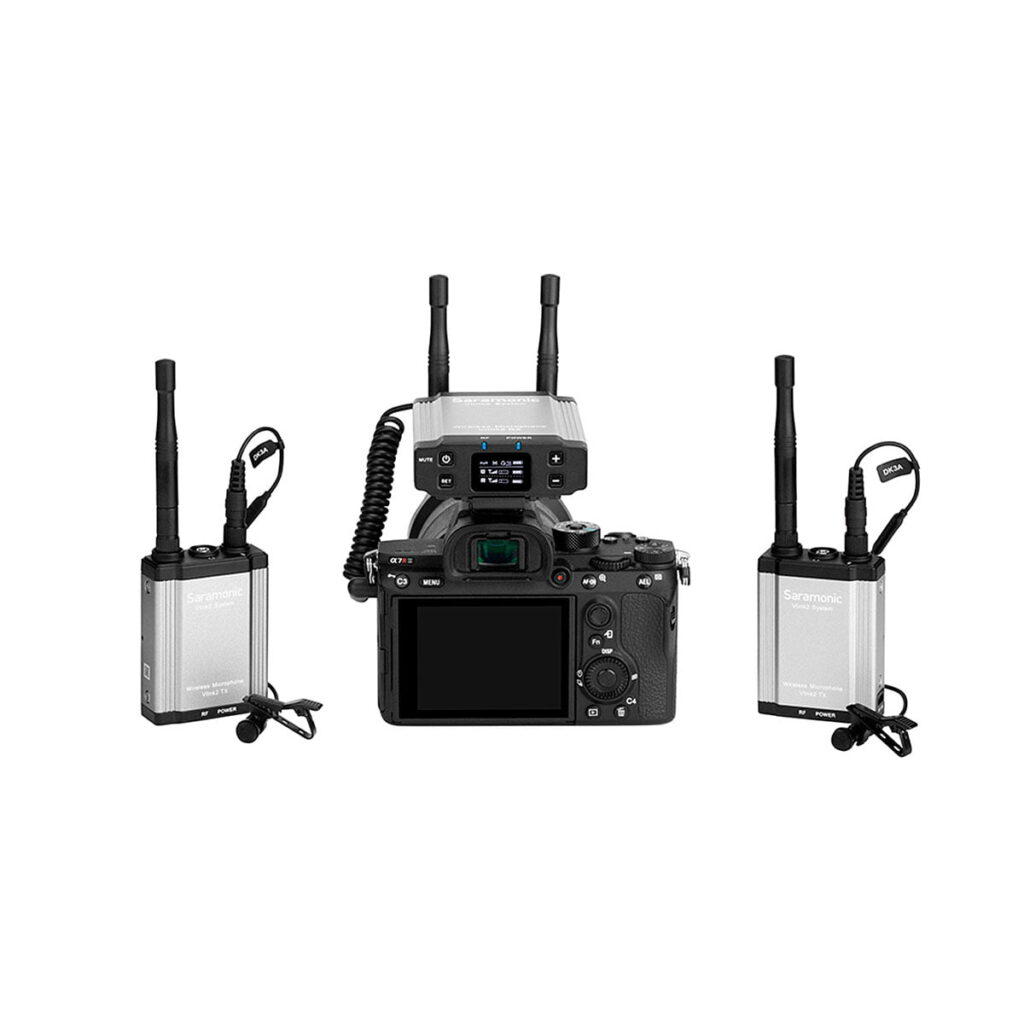 Saramonic_Vlink_2_Kit2_TX_TX_RX_003 Saramonic Vlink2 Kit2 (TX+TX+RX) langaton järjestelmä antenneineen ja SR-C8 Kuljetuslaukku on esitetty valkoista taustaa vasten.