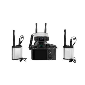 Saramonic_Vlink_2_Kit2_TX_TX_RX_003 Saramonic Vlink2 Kit2 (TX+TX+RX) langaton järjestelmä antenneineen ja SR-C8 Kuljetuslaukku on esitetty valkoista taustaa vasten.
