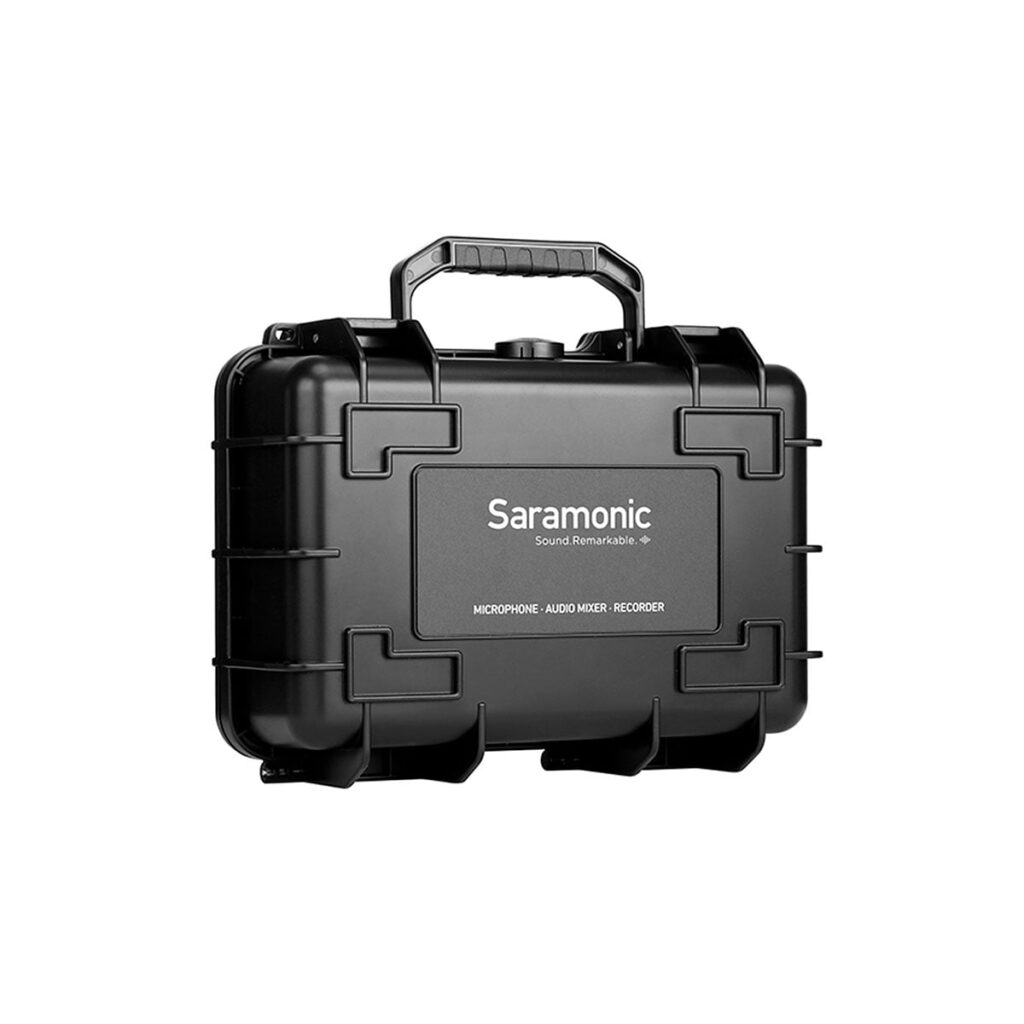Saramonic_Vlink_2_Kit2_TX_TX_RX_004 Musta kovakuorinen Saramonic Vlink2 Kit2 (TX+TX+RX) + SR-C8 Kuljetuslaukku, jossa on kahva, ihanteellinen laitteiden säilyttämiseen, etupuolelle merkitty ja eristetty valkoisella pohjalla.