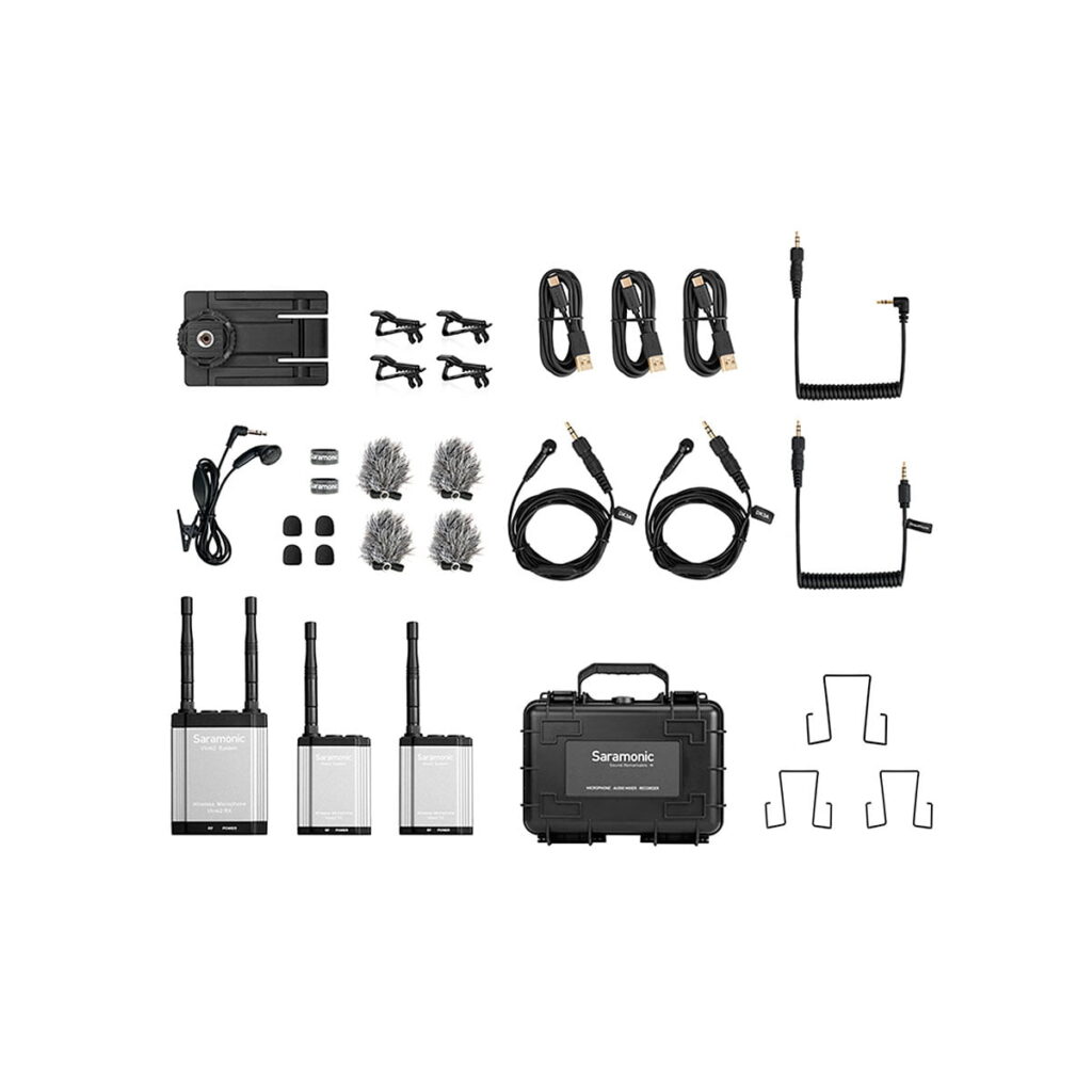 Saramonic_Vlink_2_Kit2_TX_TX_RX_005 Saramonic Vlink2 Kit2 (TX+TX+RX) ja SR-C8 Kuljetuslaukku näkyvät valkoisella pohjalla, jossa on kaksi lähetintä, yksi vastaanotin, kaapelit, tuulilasit, klipsit, adapterit, kantolaukku ja asennustarvikkeet.