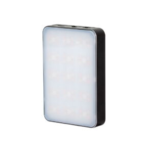 SmallRig 3290 RM75 Video Light RGBWW on pienikokoinen, suorakulmainen LED-paneeli, jossa on himmeä valkoinen etukansi ja musta kehys, joka on pystyssä valkoista taustaa vasten.