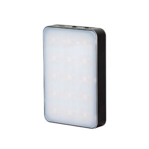 SmallRig 3290 RM75 Video Light RGBWW on pienikokoinen, suorakulmainen LED-paneeli, jossa on himmeä valkoinen etukansi ja musta kehys, joka on pystyssä valkoista taustaa vasten.