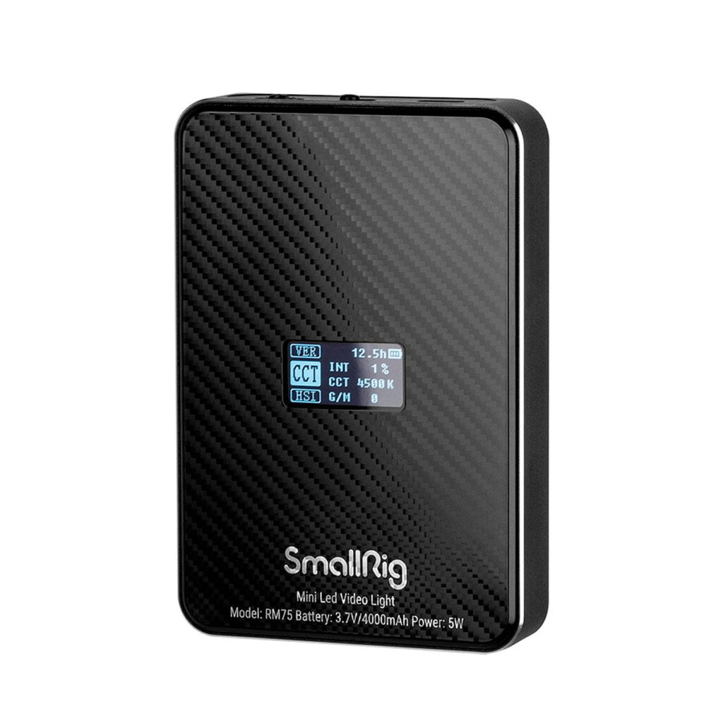 SmallRig 3290 RM75 Video Light RGBWW -valaisimessa on suorakulmainen musta kuvioitu pinta ja pieni digitaalinen näyttö valon asetuksia varten, ja sen pohjaan on painettu tuotemerkki ja malli.