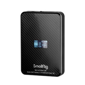 SmallRig 3290 RM75 Video Light RGBWW -valaisimessa on suorakulmainen musta kuvioitu pinta ja pieni digitaalinen näyttö valon asetuksia varten, ja sen pohjaan on painettu tuotemerkki ja malli.