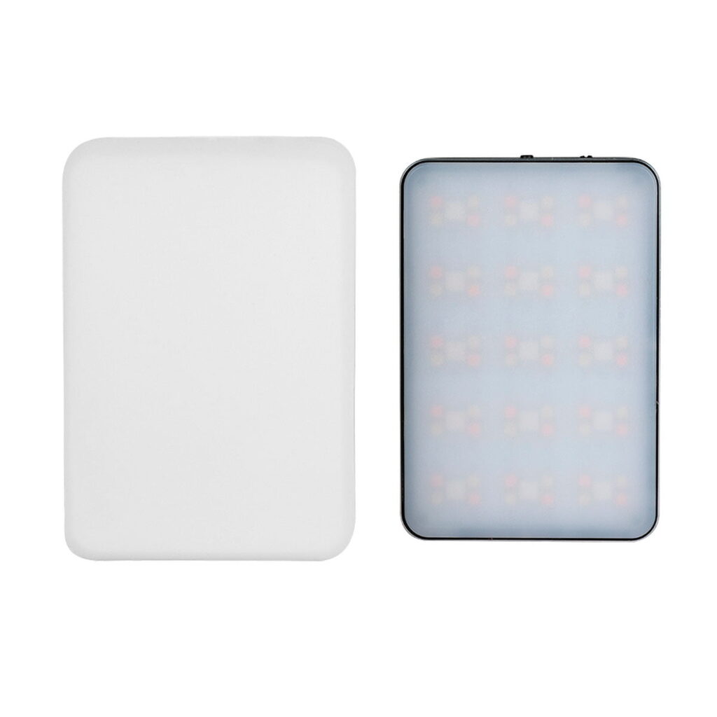 Kaksi SmallRig 3290 RM75 Video Light RGBWW -paneelia näytetään vierekkäin; vasemmanpuoleinen hehkuu tasaisen valkoisena sileällä pinnalla, kun taas oikeanpuoleisen läpikuultava kansi paljastaa sen alla näkyvän LED-verkoston.