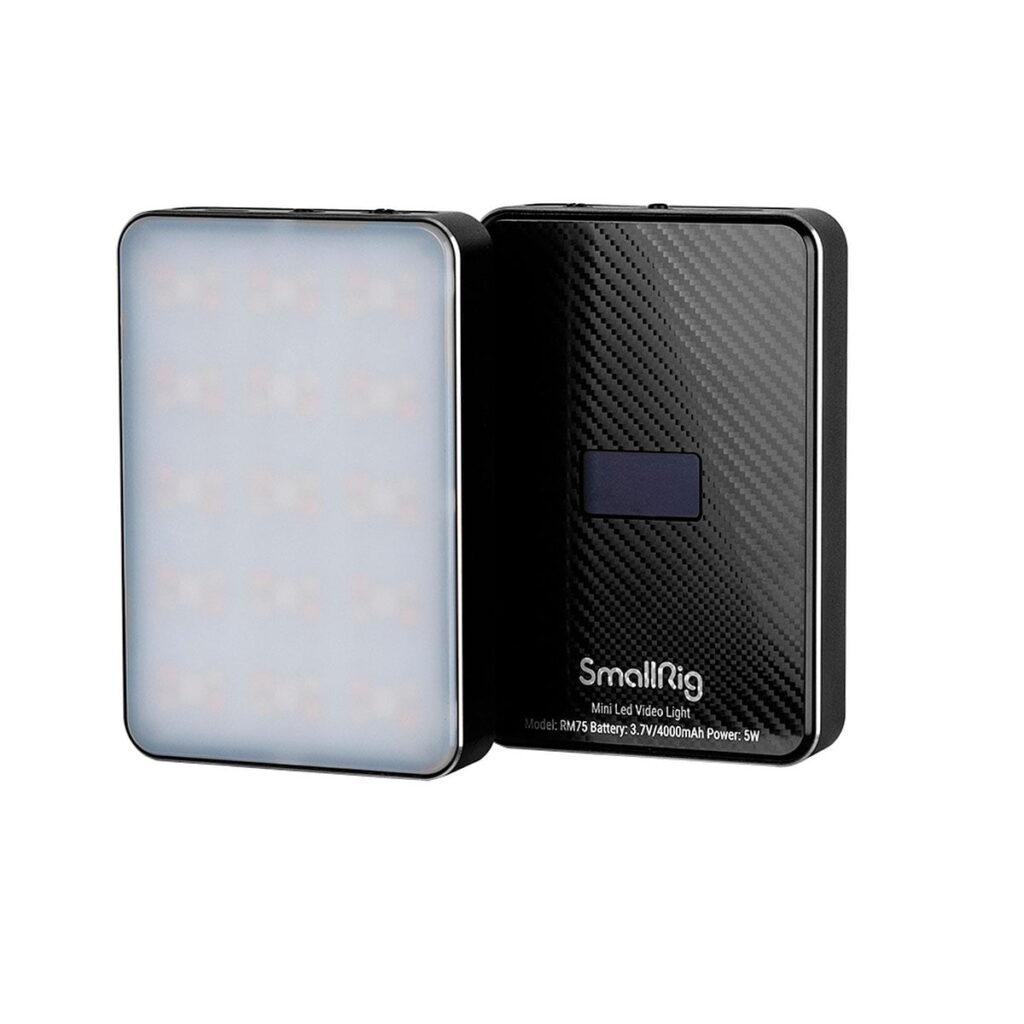 Kaksi kompaktia suorakulmaista SmallRig 3290 RM75 Video Light RGBWW -yksikköä, joista toisessa on valaistu paneeli ja toisessa kuvioitu takaosa, pieni näyttö ja SmallRigin tuotemerkki.